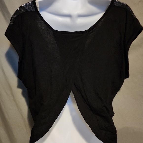 NWT Eyeshadow Black and White Flutter Sleeve Crop Blouse - Picture 3 of 8